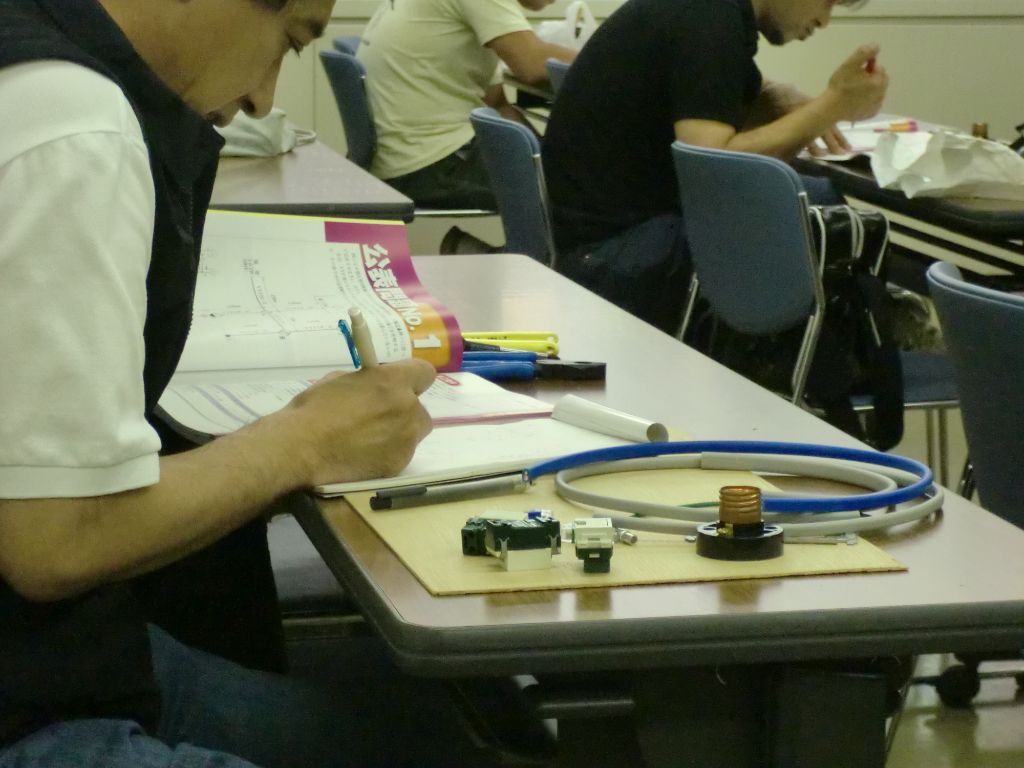 ランプレセプタクルの接続部分（輪作り・結線の手順）